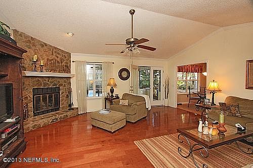 4th image of 733 Geneva Ct