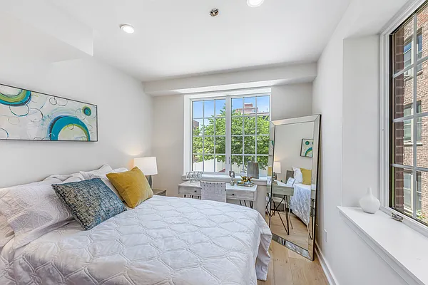 Sold by Amorelli Realty | media 5