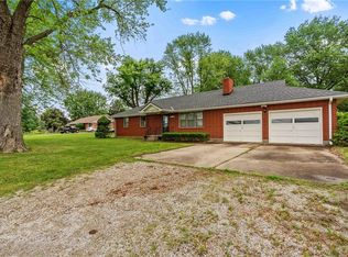 521 S La Frenz Rd, Liberty, MO 64068