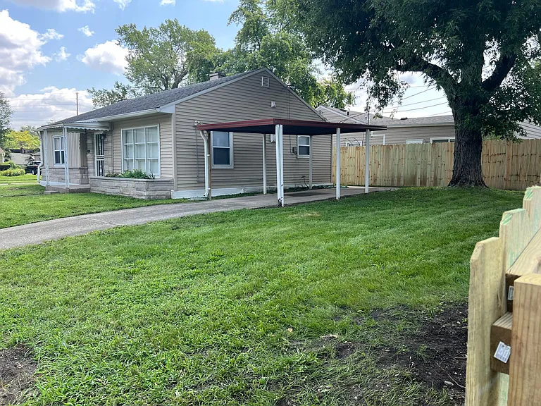 1442 E Lynn Dr — Photo 2