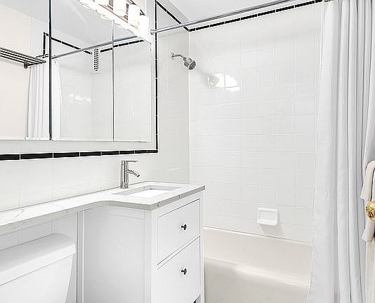 4th image of 15 W 72nd St APT 5T
