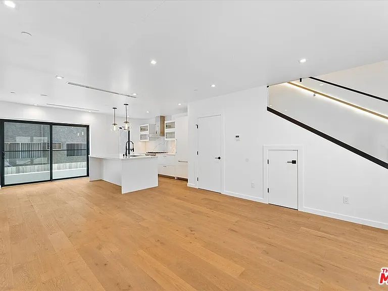 1410 1/2 N Poinsettia Pl — Photo 4