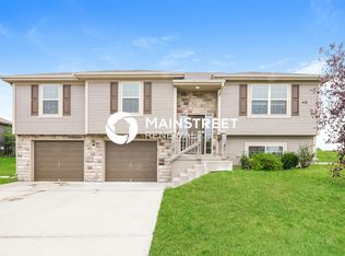 427 Sunflower Dr, Raymore, MO 64083