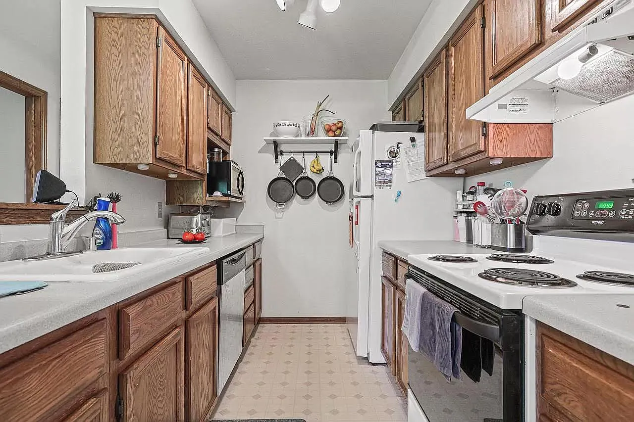 3 bed, 2200 sqft, $2,400 — Photo 4