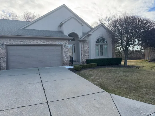 52702 Hunters Pointe Ct, Macomb, MI 48042