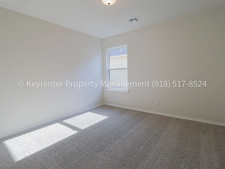 4500 W Winston St — Photo 11
