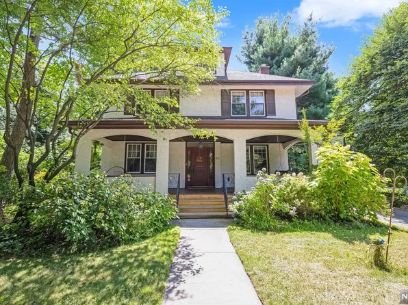 41 Brook Ter, Leonia, NJ 07605