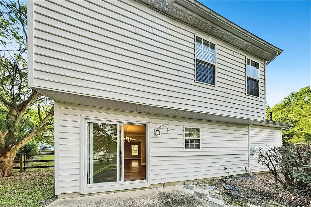 4 bed, 2.5 bath, 1690 sqft, $1,959 — Photo 1