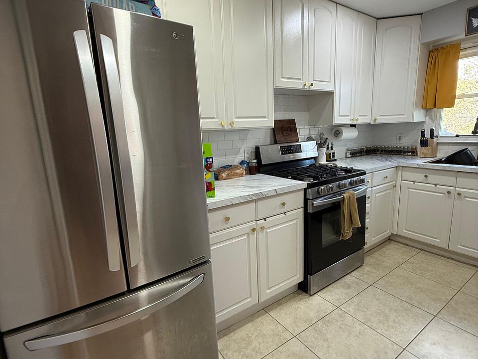 1st image of 170 Bennett Ave #1