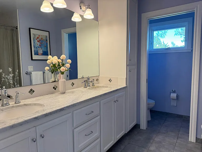 Second upstairs bathroom
