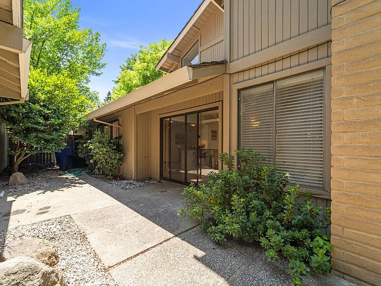 2042 University Park Dr — Photo 15