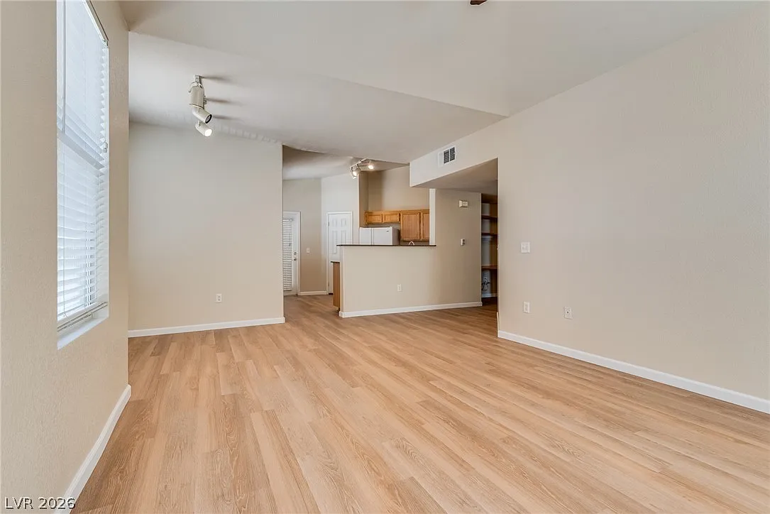 3 bed, 2.0 bath, 1459 sqft, $1,860 — Photo 3