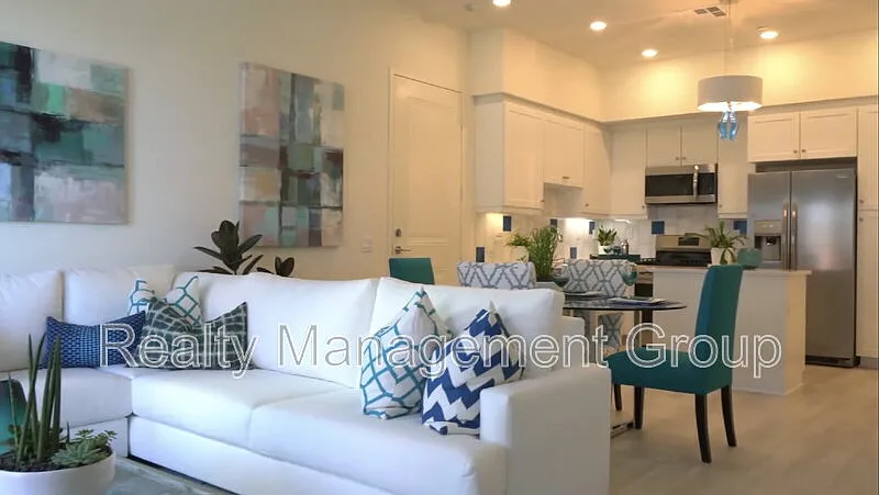 4 bed, 3.5 bath, 1973 sqft, $4,000 — Photo 3