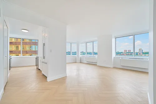 160 Riverside Blvd Photo 1