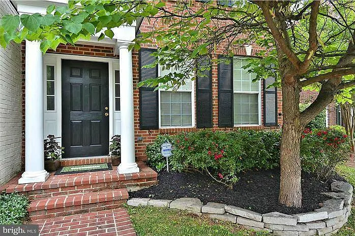 715 Pleasant Dr — Photo 2