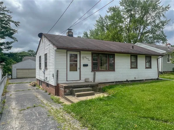 923 Compton Ln, Youngstown, OH 44502