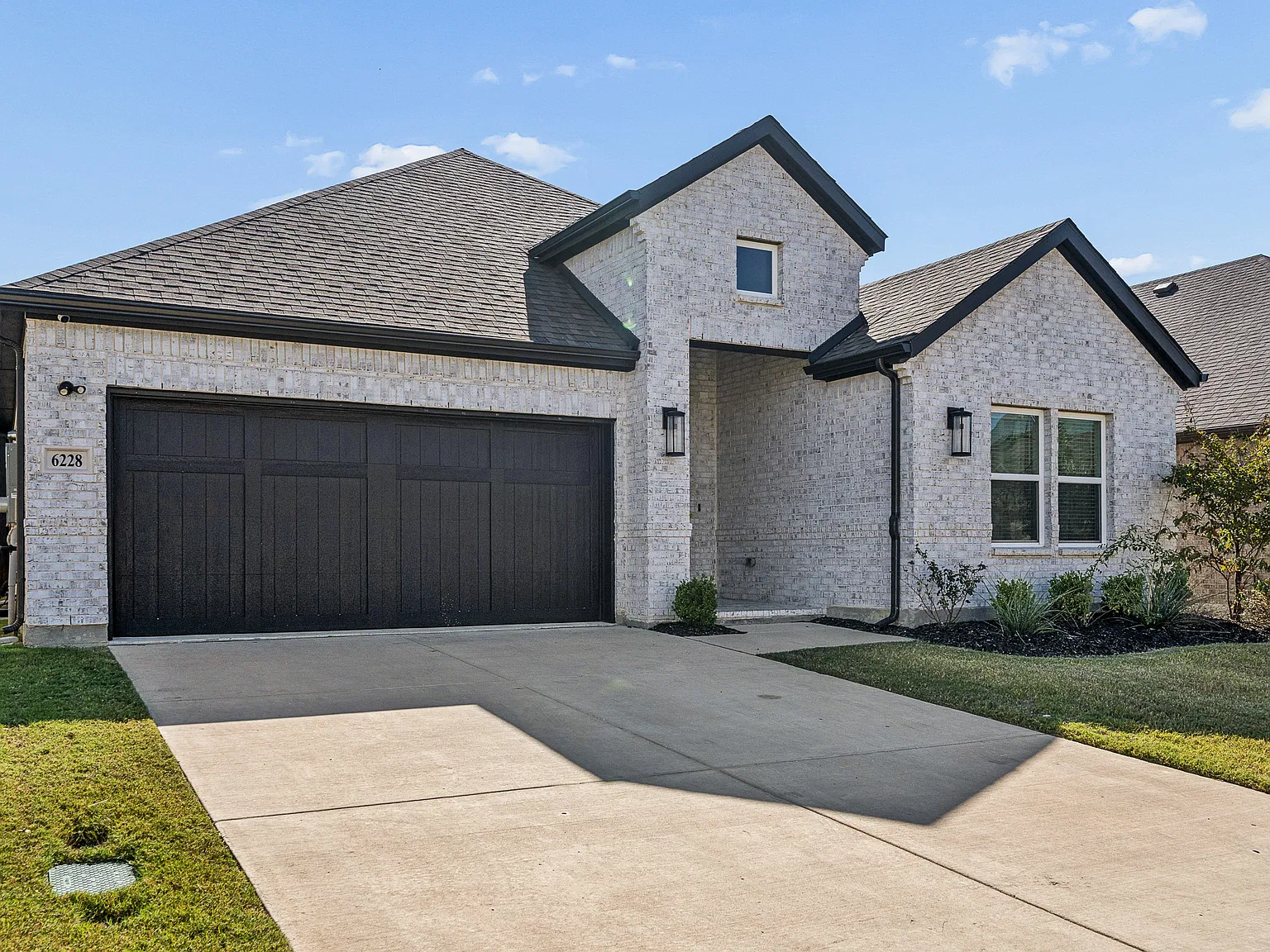3 bed, 2.5 bath, 1940 sqft, $2,600 — Photo 2