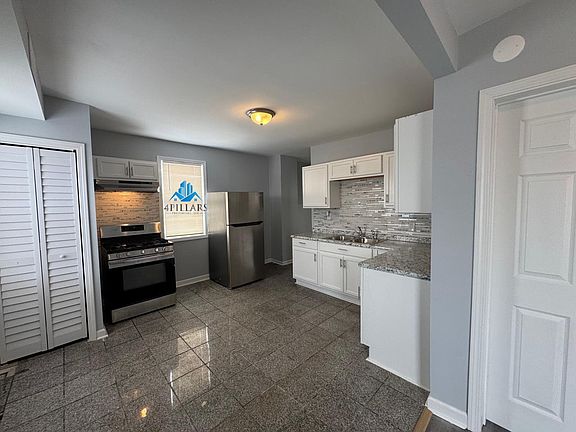 4th image of 3904 Deodar St Unit 2F