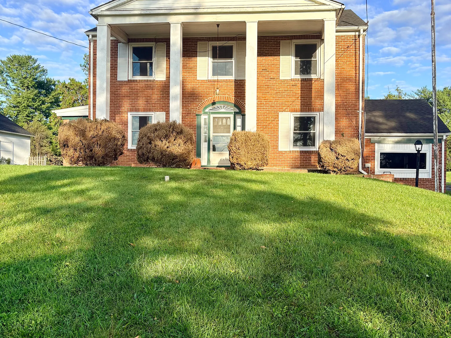 4 bed, 3202 sqft, $2,300 — Photo 2