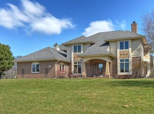 W291N3912 Round Hill Cir, Pewaukee, WI 53072