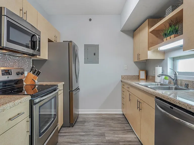 425 W Beech St #325 — Photo 8
