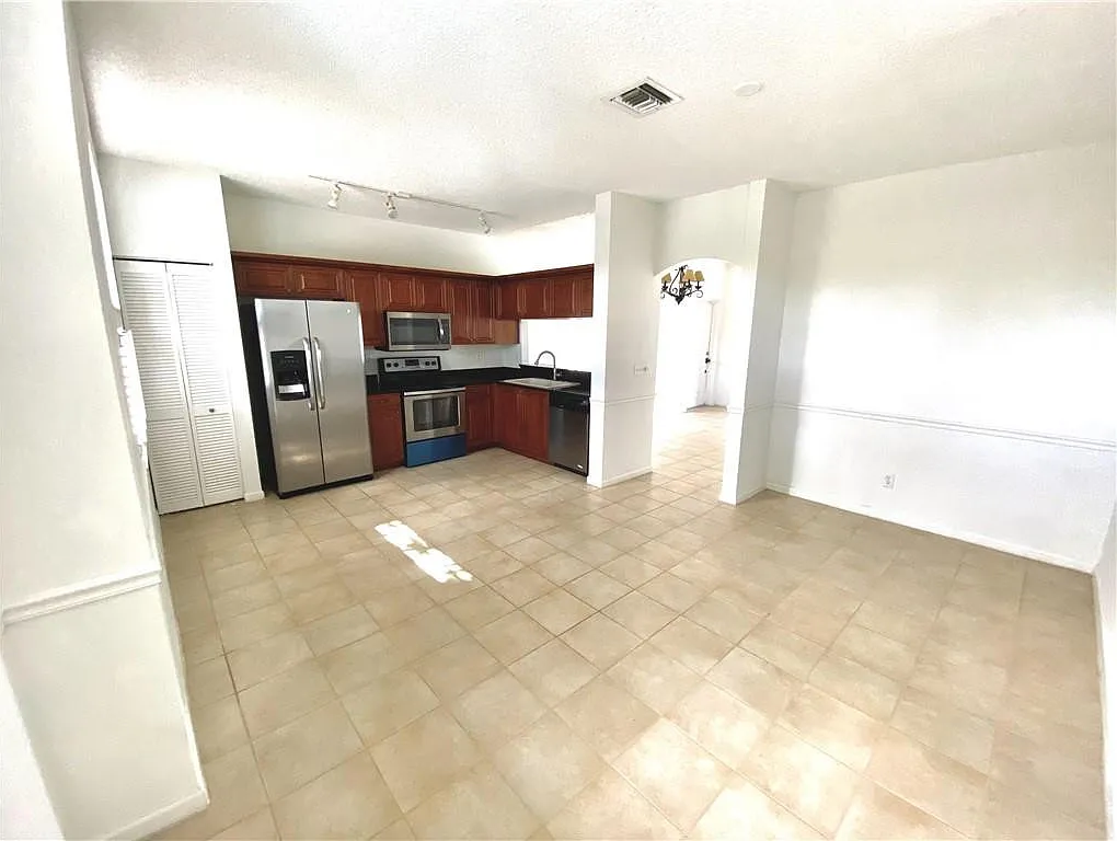 3 bed, 2.5 bath, 1961 sqft, $3,250 — Photo 2