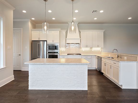 4th image of 5411 Chatham Dr