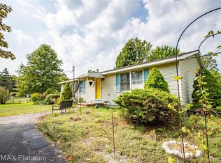 21720 Meri Dr, Belleville, MI 48111