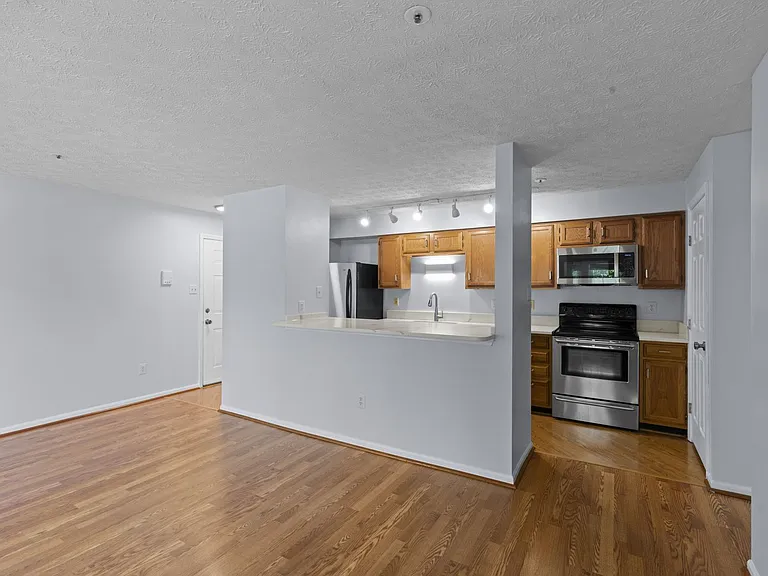 815 Deering Rd — Photo 5