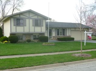 209 Canterbury Dr, McHenry, IL 60050