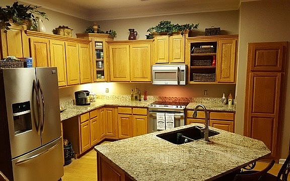 Kitchen w/island dishwasher