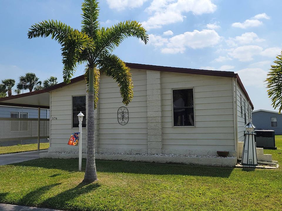 1st image of 576 Wainsbrook Pl