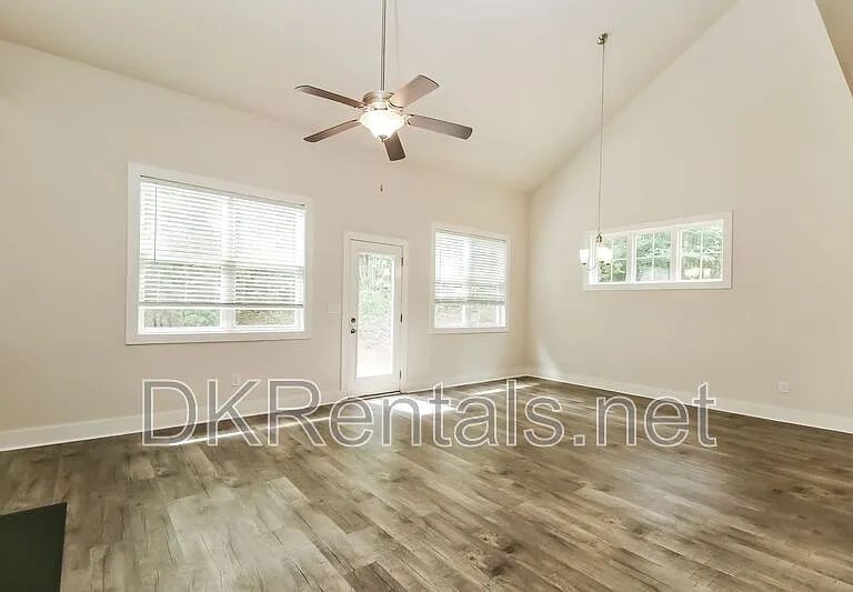 140 Stewart Glen Dr — Photo 2