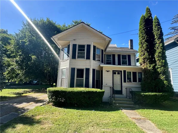 14 Maple Ave, Le Roy, NY 14482