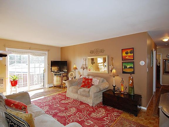 Sunny and Spacious Unit with Balcony