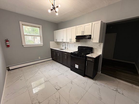 4th image of 50 Saint James Pl Floor 1