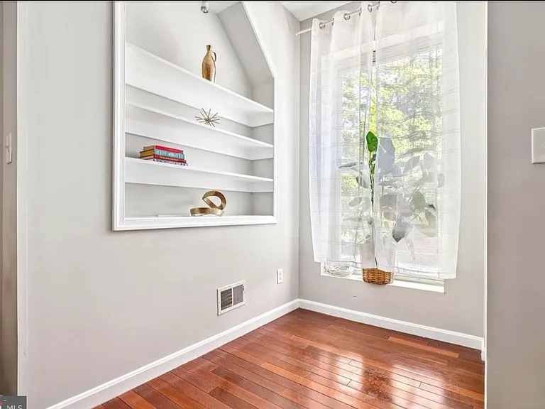 424 N Luzerne Ave — Photo 3