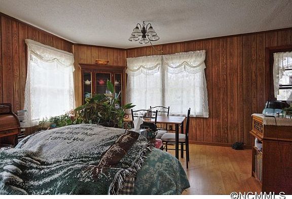 3rd image of 472 King Cir