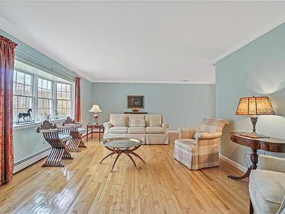 3rd image of 110 Edgewood Dr