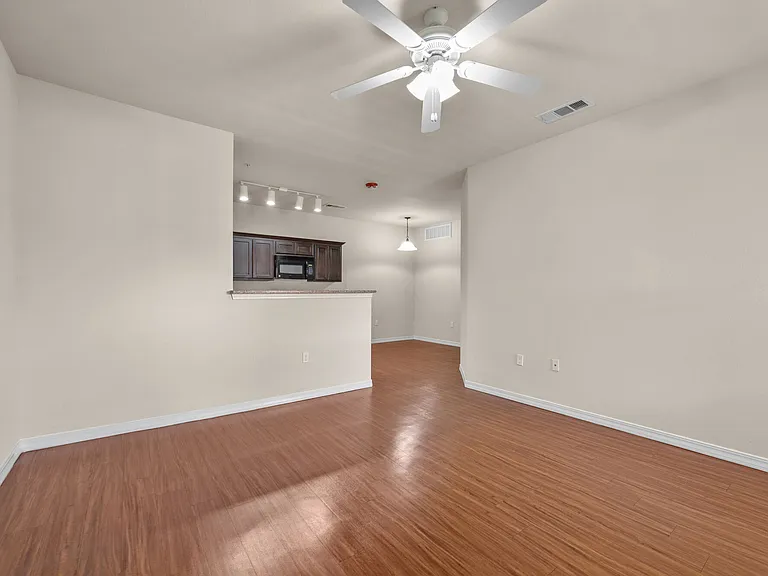 Las Torres Apartments — Photo 41