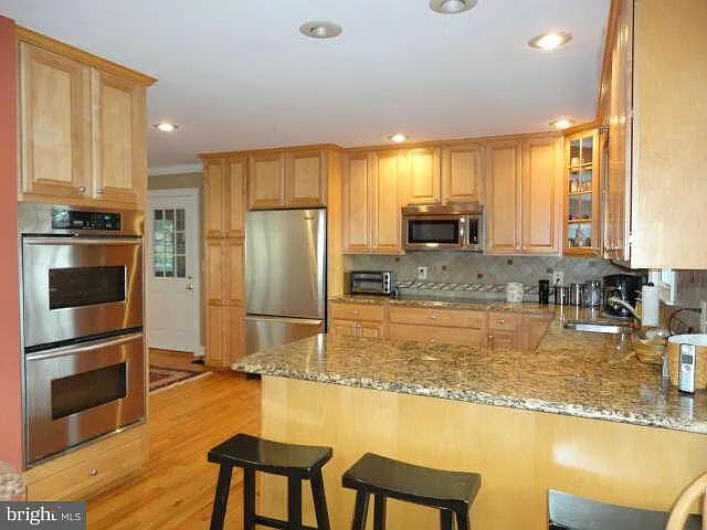 5 bed, 2.5 bath, 2540 sqft, $4,100 — Photo 2