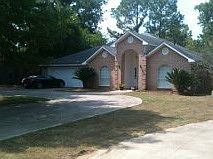 Shaded horseshoe driveway 
