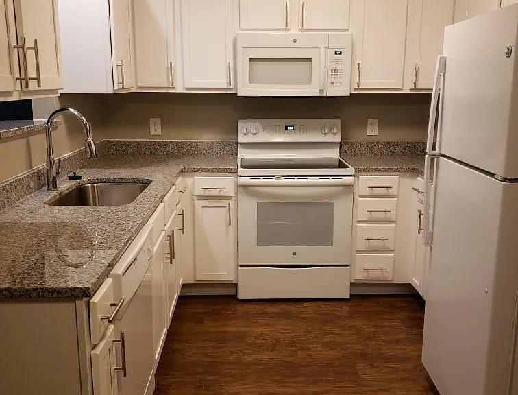 Lakeview Court Apartments — Photo 6