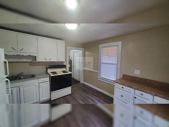 3rd image of 2413 Golfview St