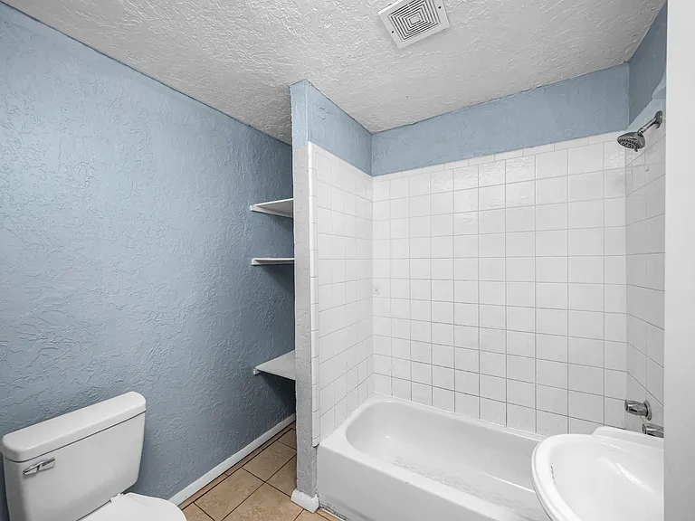 2408 NW Ozmun Ave — Photo 2