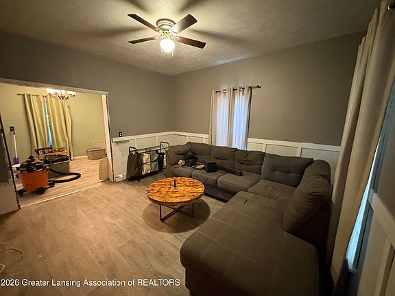 3rd image of 352 E Main St