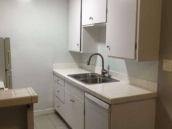4th image of 2218 N Beachwood Dr #2