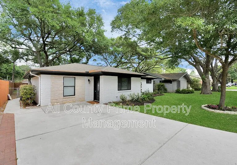 1906 Airline Dr — Photo 2
