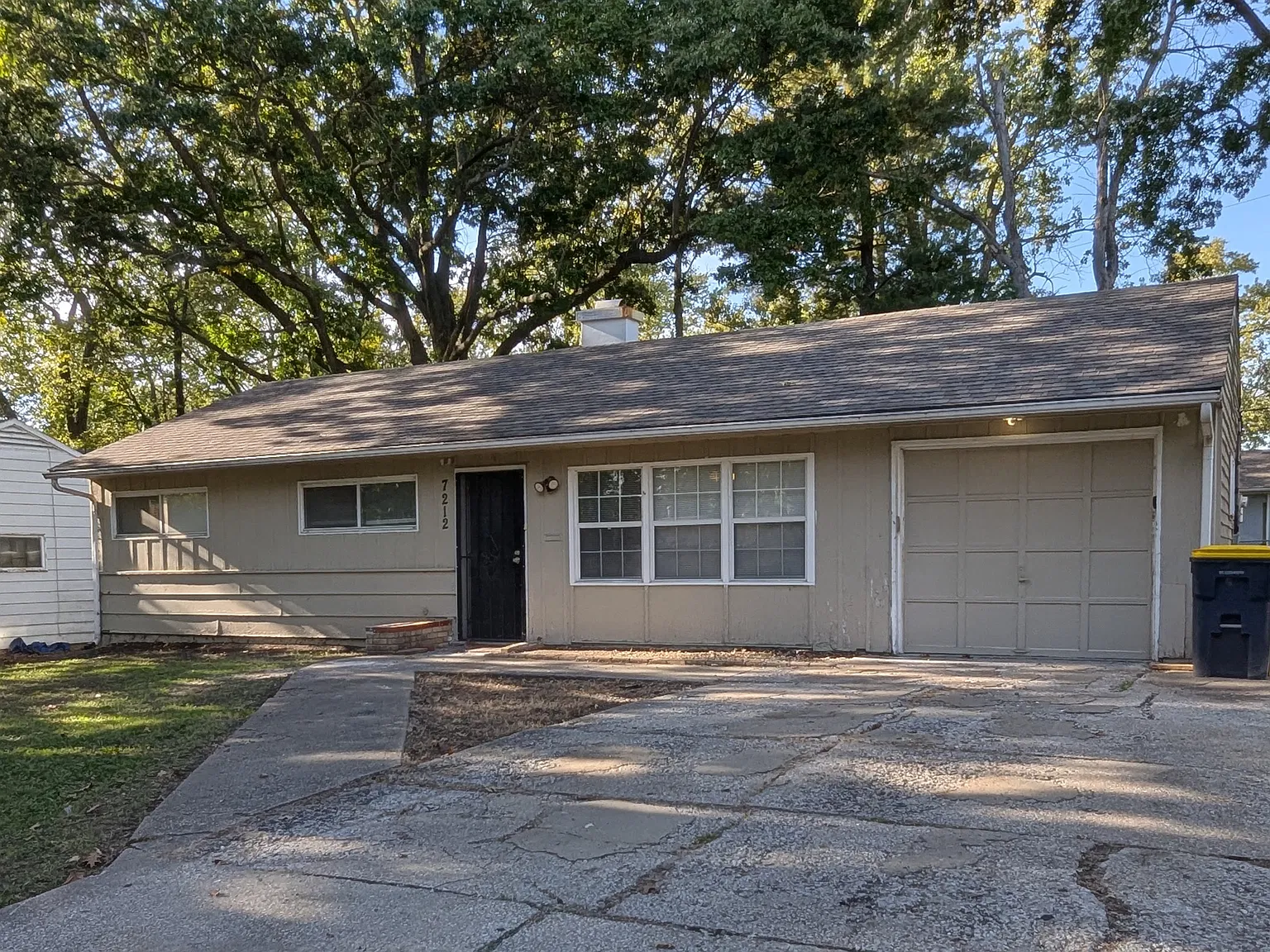 3 bed, 936 sqft, $1,350 — Photo 1