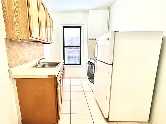 4th image of 2442 Morris Ave APT 3